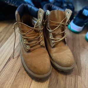 Timberlands size 5.5 men’s 6.5 women’s.